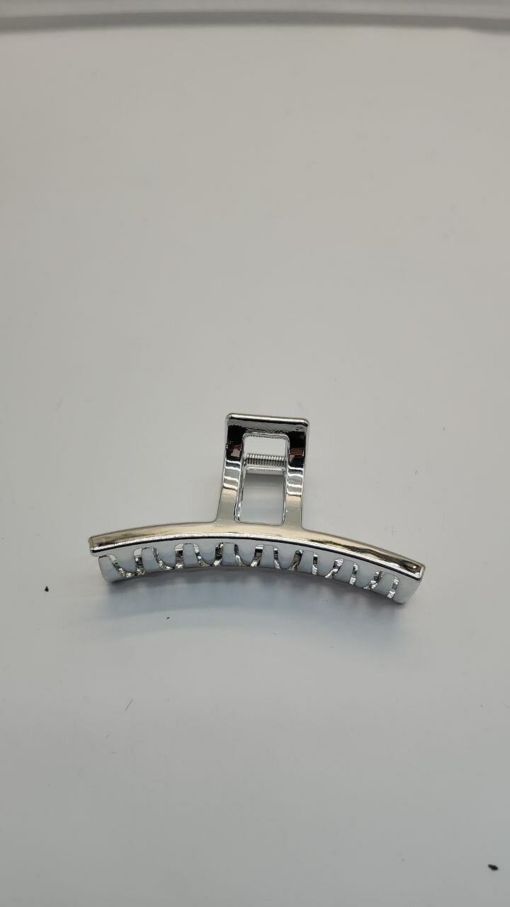 Серебряный крабик для волос — элегантная и стильная заколка для девушек.