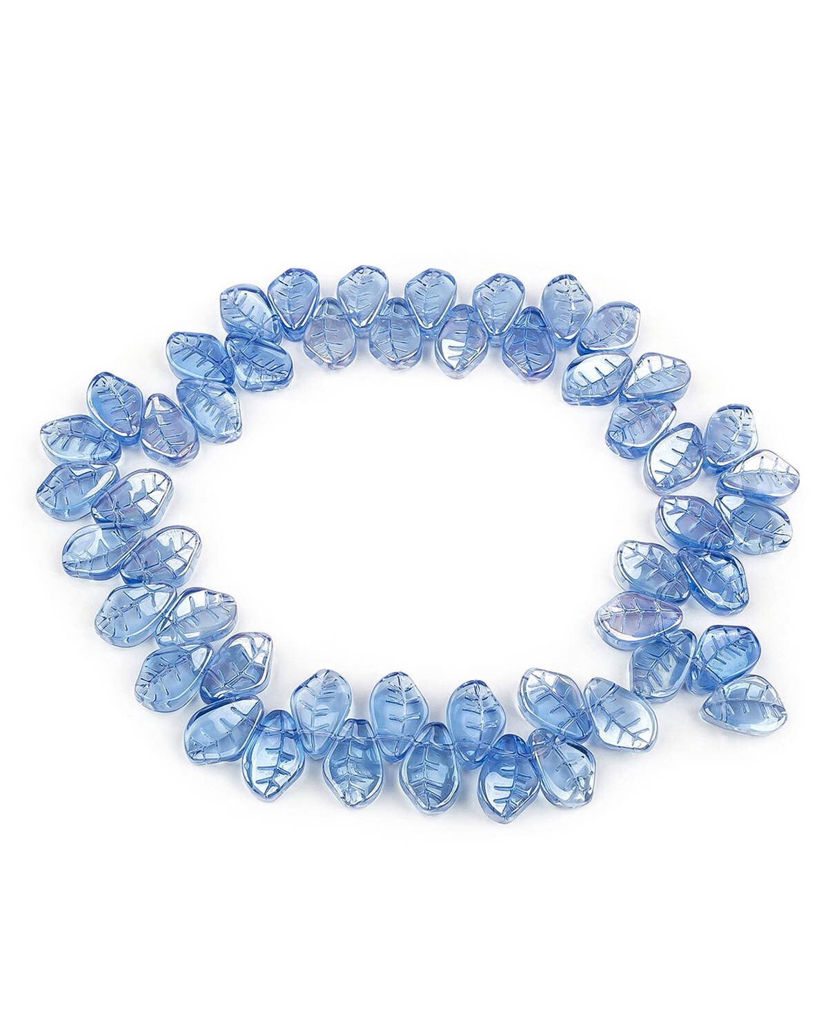 Бусины стеклянные прозрачные в форме листиков с радужным покрытием размер: 14х10х35 мм цвет: светлый сапфир длина нити: 32 см (49-50 бусин)