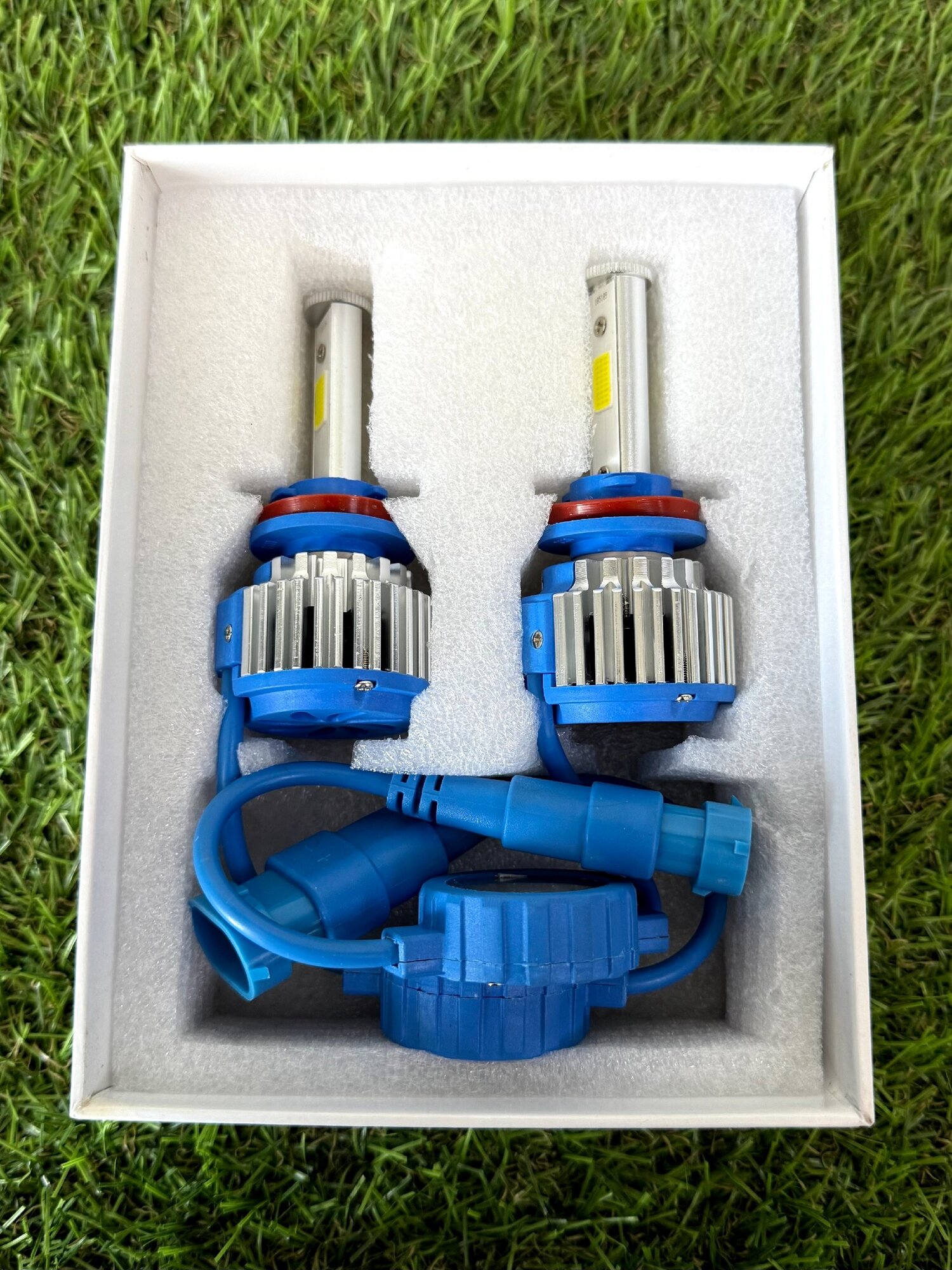 Светодиодные лампы для автомобиля цоколь H8, H9, H11 с напряжением 12-24V Led лампы в авто фары комплект 2шт.