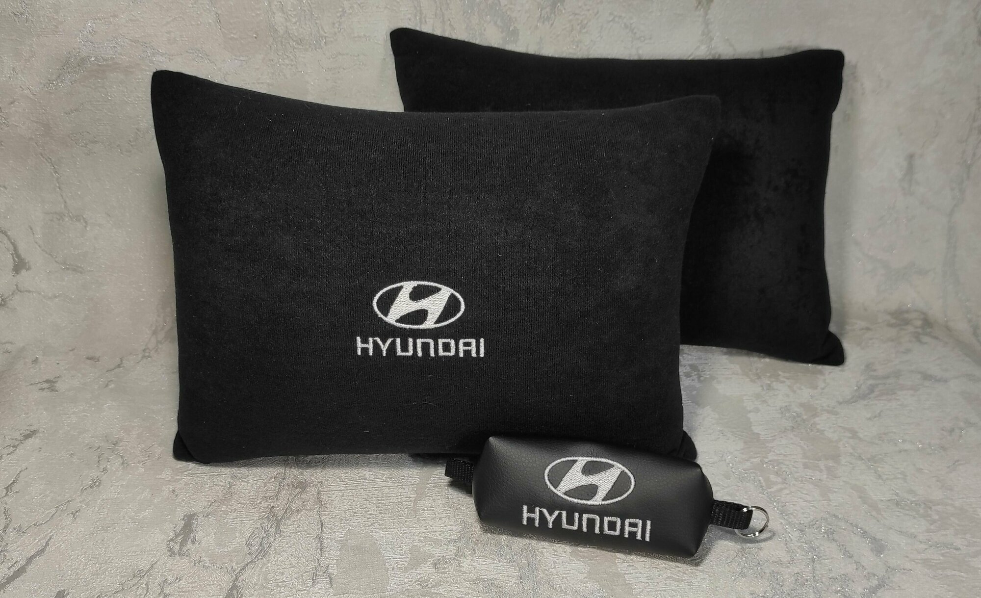 Подарочный набор: декоративная подушка в салон автомобиля из велюра и ключница с логотипом HYUNDAI, комплект 3 предмета