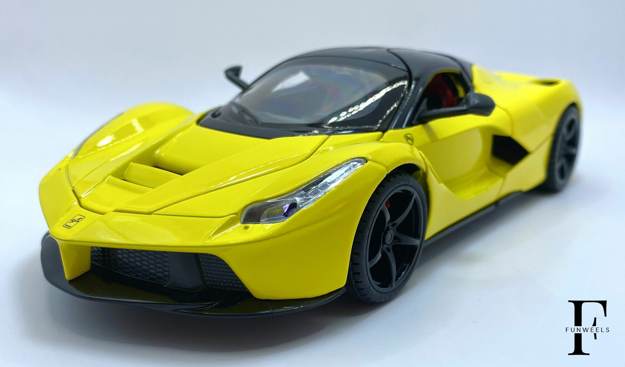 Детская игрушка металлическая Модель Феррари ЛаФеррари ( Ferrari LaFerrari ) / Масштаб 1:24 / Масштаб 1:24