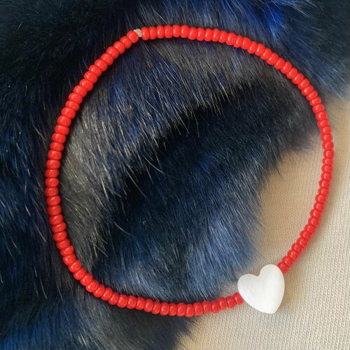 фото Браслет красный браслет из бисера с перламутровым сердцем, перламутр, 1 шт., размер 16 см, красный
