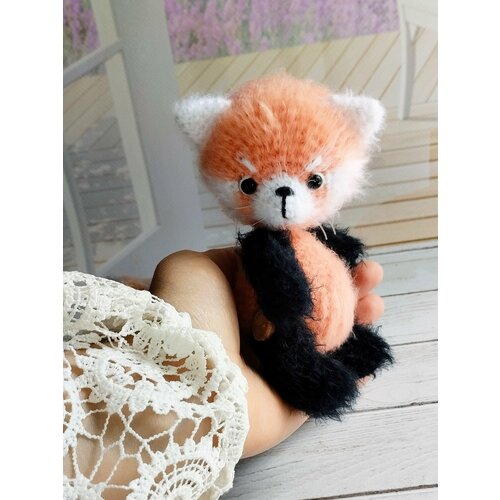 Вязаная игрушка красная панда