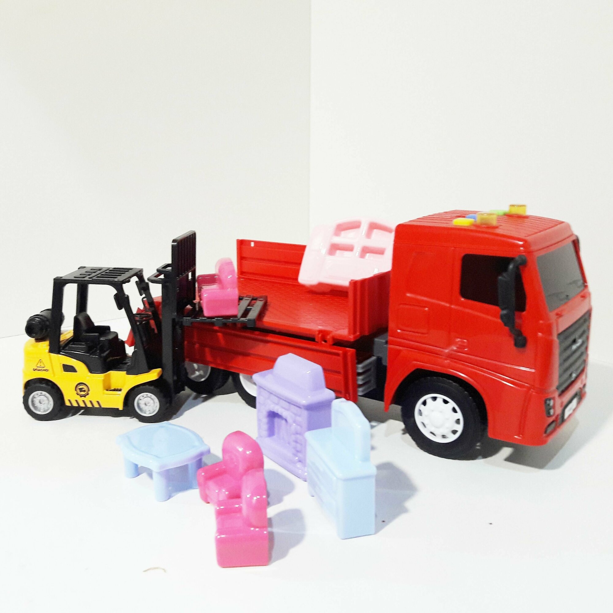 Машинка для перевозки - бортовой грузовик МАЗ - 25,7 см + автопогрузчик (инерция, свет+звук)+ мебель (7 предметов)