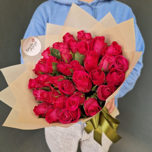 Розы Кения 35 шт красные в кремовой упаковке 37 см арт 12129