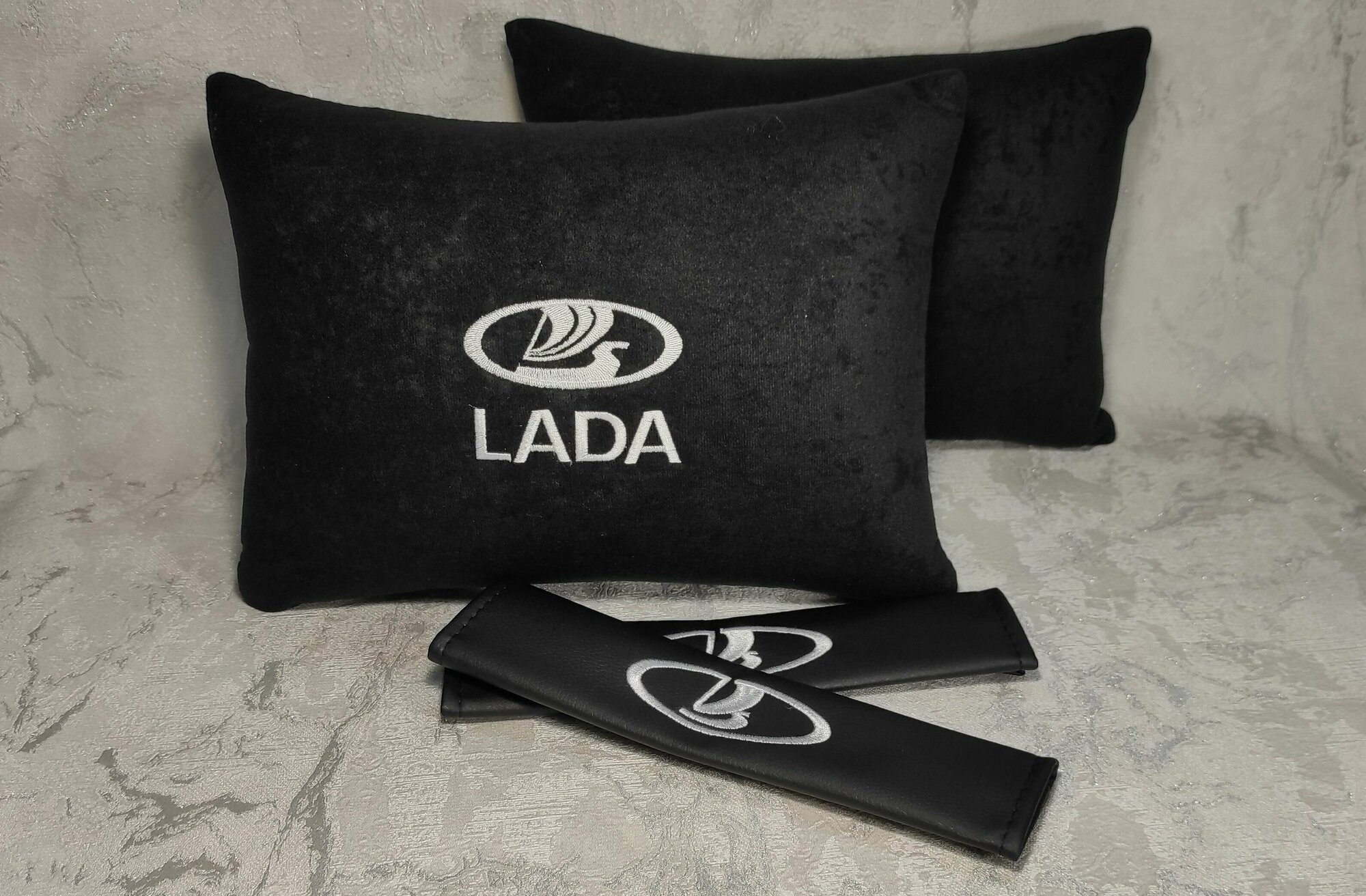Подарочный набор: декоративная подушка в салон автомобиля из велюра и накладки на ремень безопасности с логотипом LADA, комплект 3 предмета