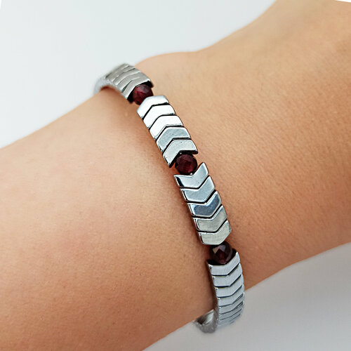 фото Жесткий браслет из гематита с гранатом, гематит, гранат, 1 шт., размер 18 см, размер one size, диаметр 6 см, серебряный jewelry a vento