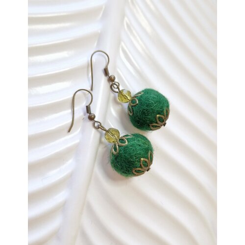 Серьги  Green: серьги с войлочными шариками и стеклянной бусиной, стекло, размер/диаметр 45 мм, зеленый
