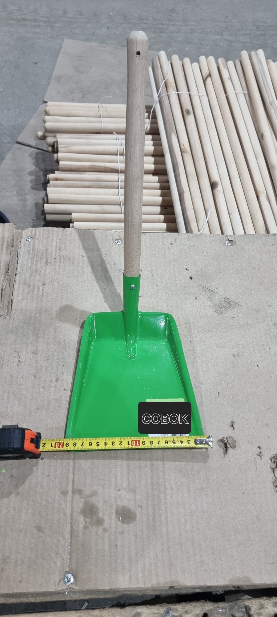 Совок металлический с деревянной ручкой для мусора произведено в России