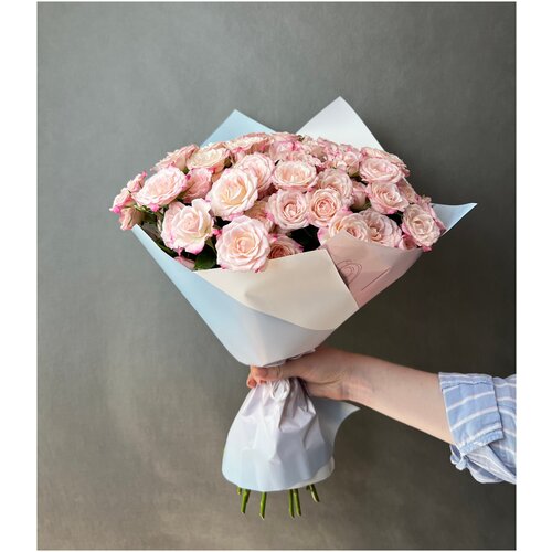 Букет из кустовой розы Рефлекс 60 см 15 шт в дизайнерском оформлении
