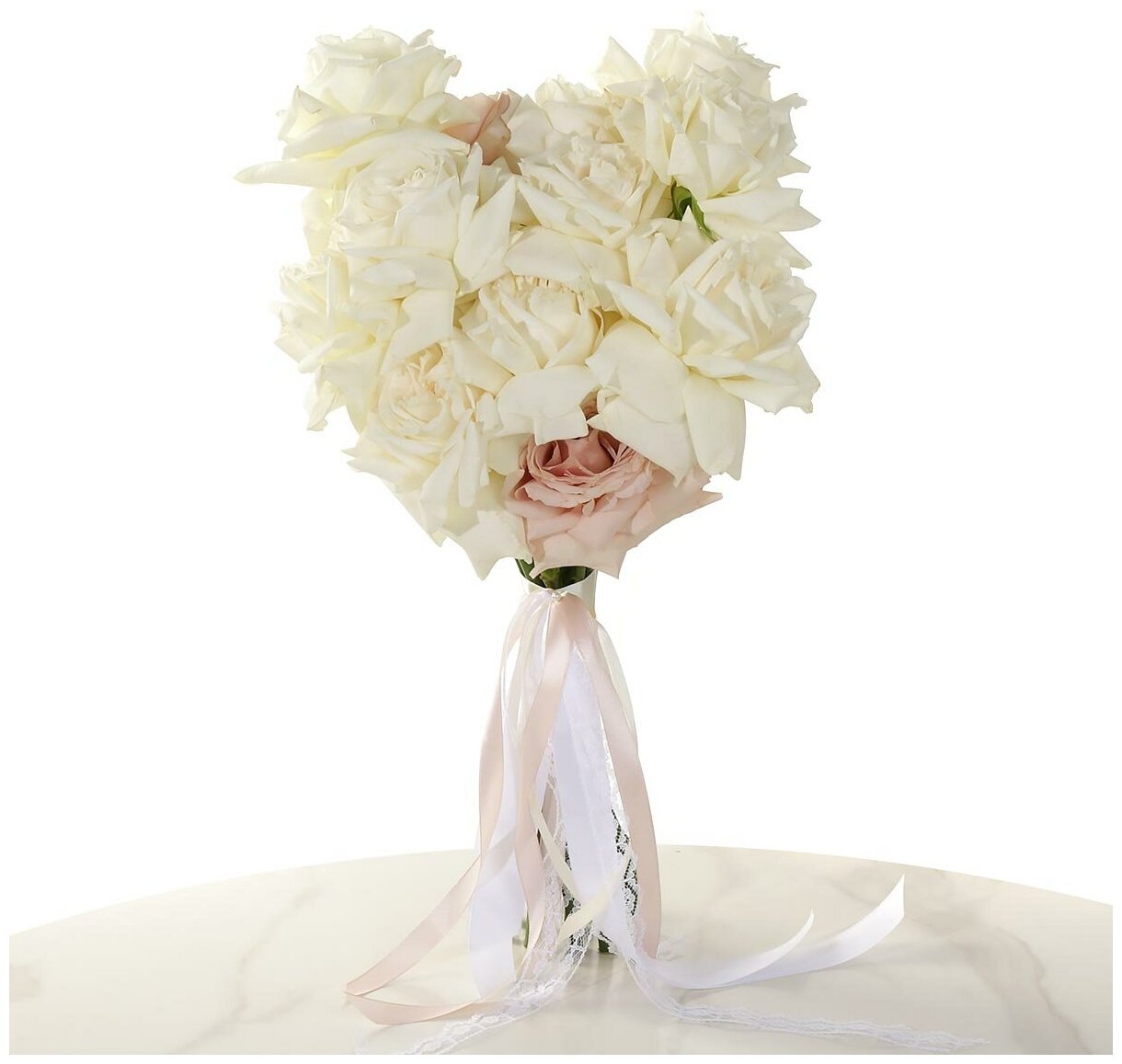 Современный свадебный букет из белых и пудровых роз