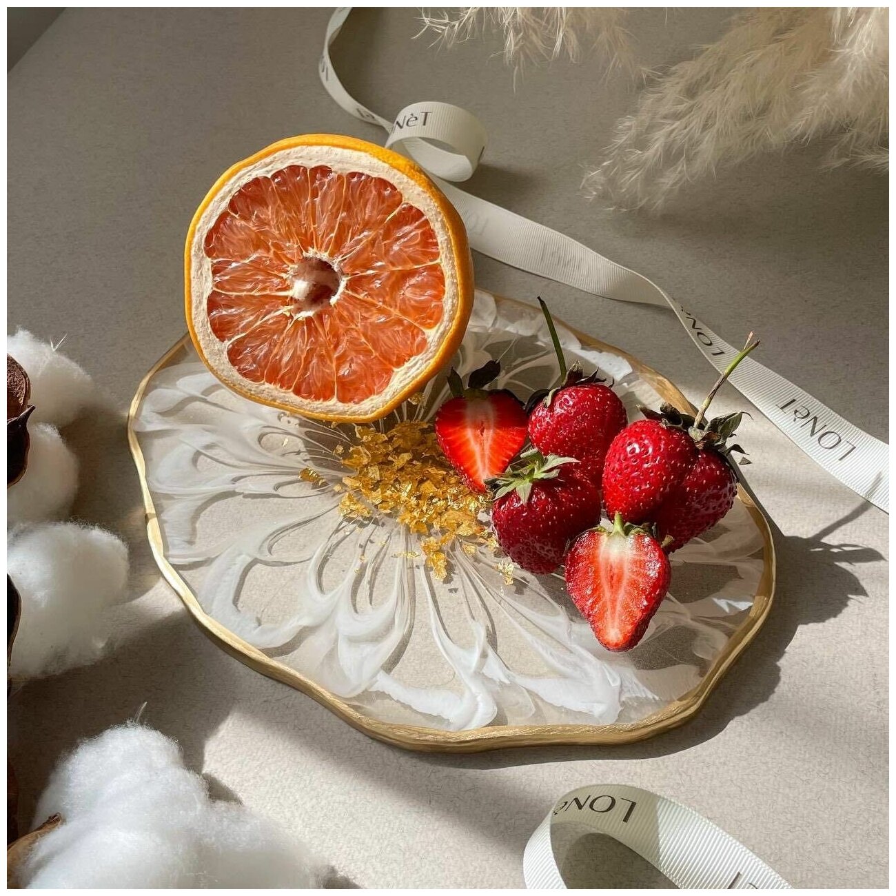 Декоративная тарелка LONET, поднос под украшения как декор для дома и подарочная посуда для дома из эпоксидной смолы в белом цвете