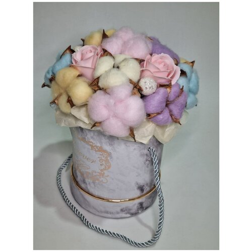 Лёгкий букет хлопка в коробке.