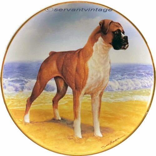 На пляже - коллекционная декоративная настенная винтажная тарелка из серии Боксёр Саймона Мендеса (Simon Mendez) Danbury Mint - подарок любителю собак