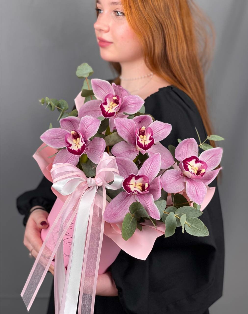 Цветы в коробке из орхидей цимбидиум и эвкалипта. Композиция 599 Milin bouquet