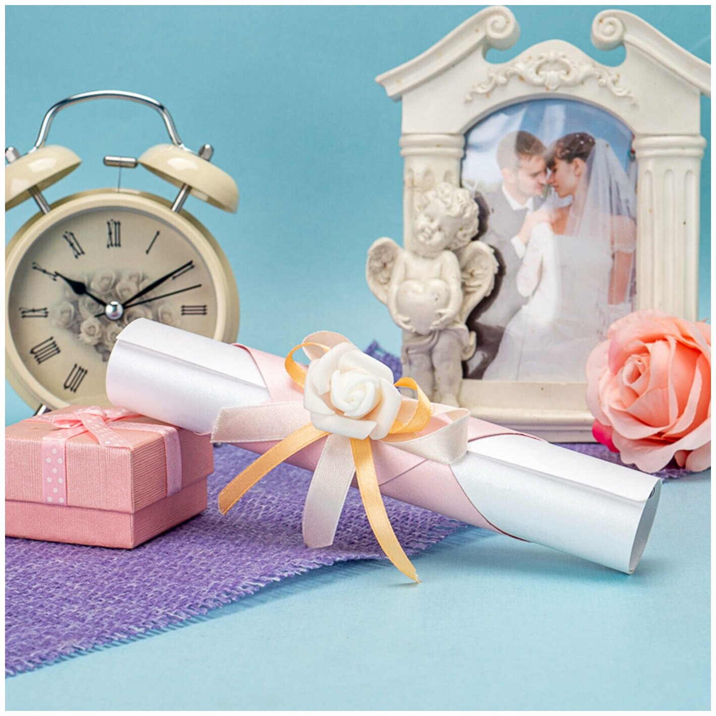 Сияющее свадебное приглашение в виде свитка "Перламутровый сад" с держателем из розовой бумаги и декором из латексной розы белого цвета с атласными лентами, ручная работа, 5 штук
