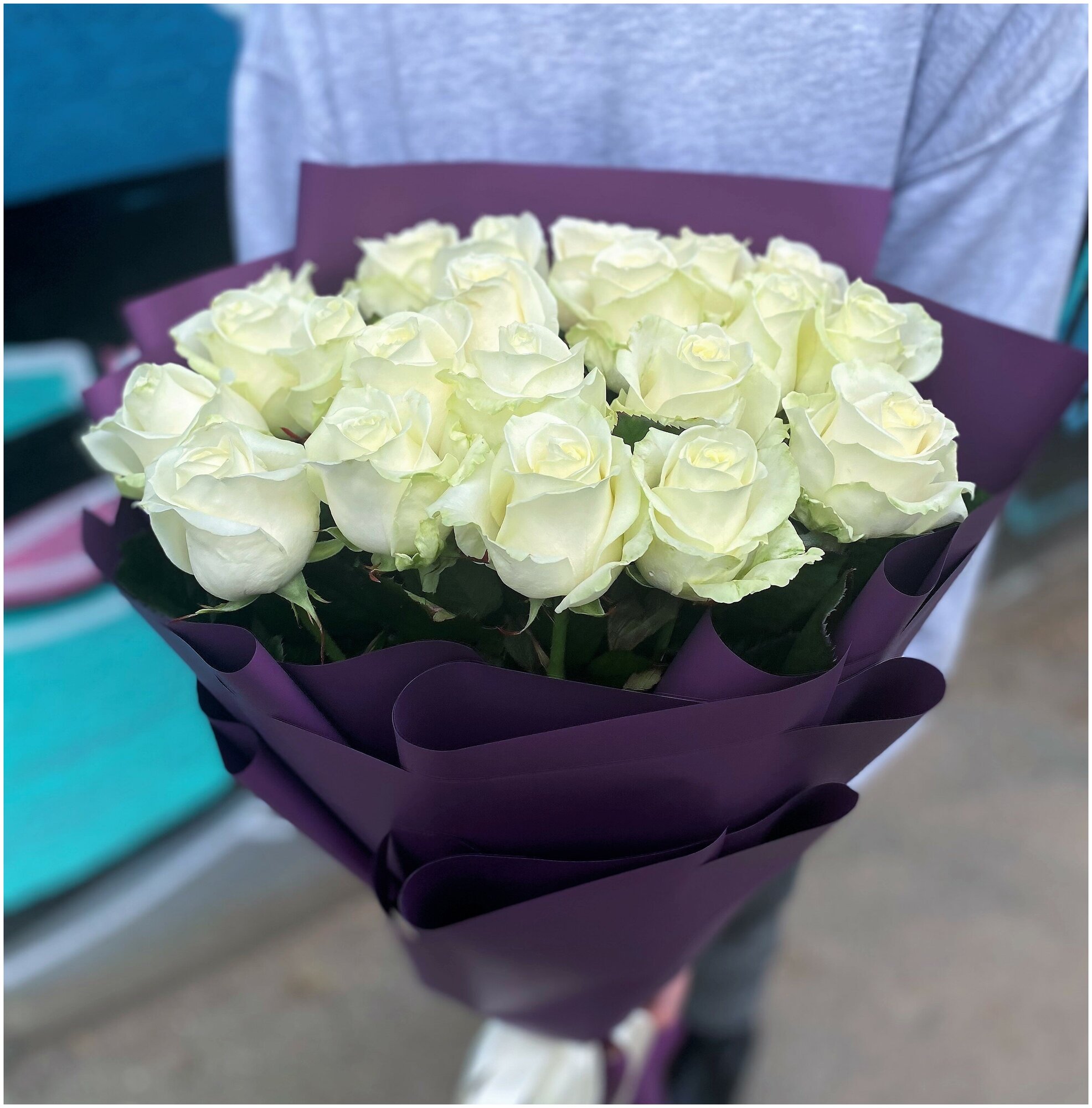 Букет из 25 белых роз в дизайнерской упаковке/ 50см/ Радуга Букет