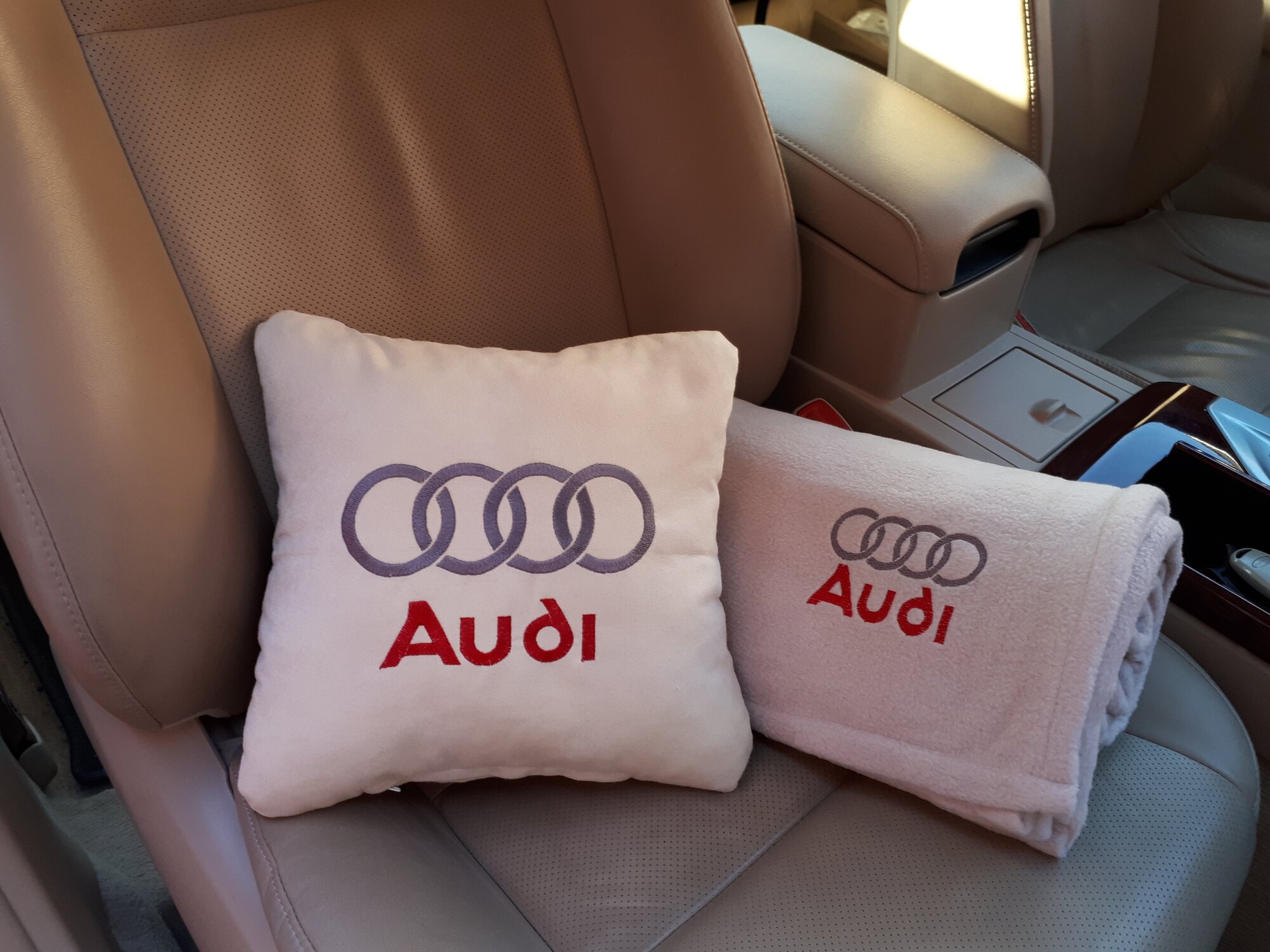 Автомобильный комплект с вышивкой логотипа "Ауди": подушка 30х30 см и плед 150х150см цвет бежевый