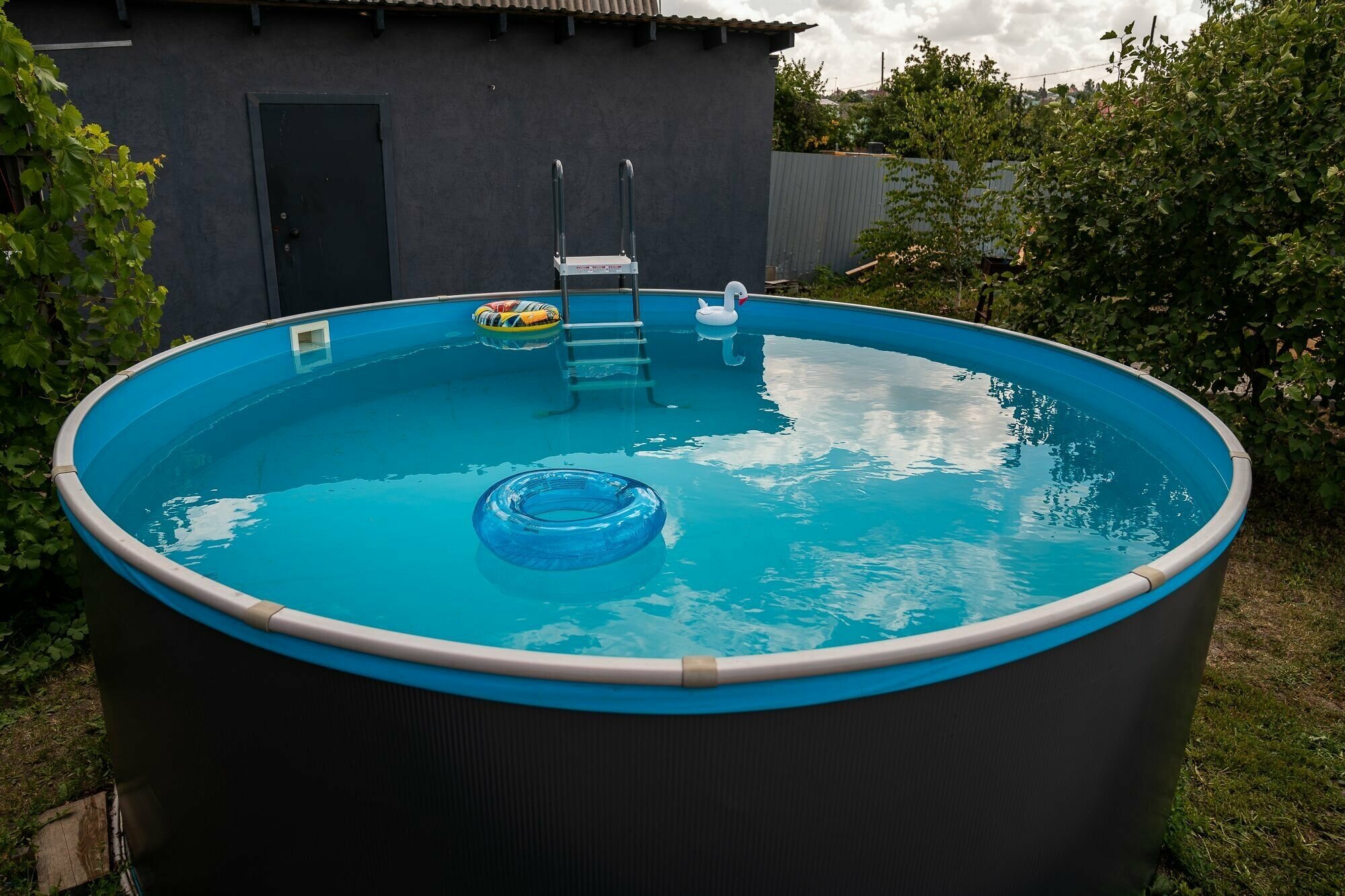 Круглый каркасный морозоустойчивый бассейн LARIMAR Ларимар 4,57 х 1,25 м платина (чашковый пакет 0,55 мм) - фотография № 5