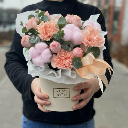 Изображение товара Букет из кустовых роз и хлопка в бежевой коробке - РИМСКАЯ РОЗА