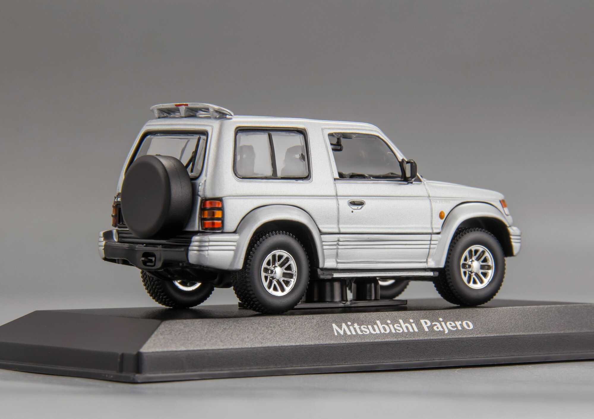 Коллекционная масштабная модель 1:43 Mitsubishi Pajero SWB - 1991 от Maxichamps — фото 1