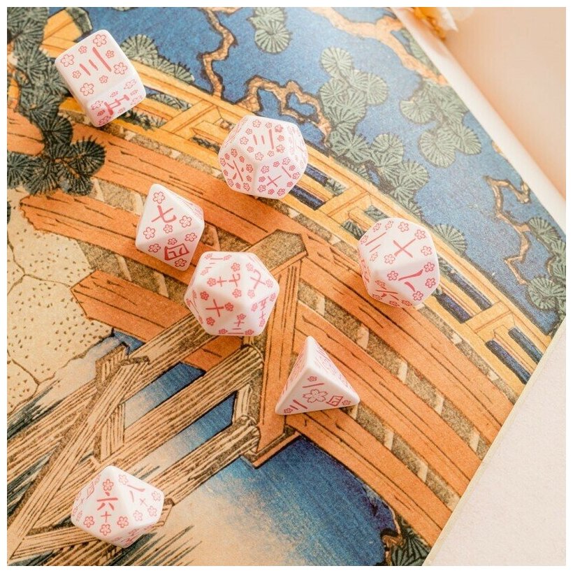 Набор кубиков Japanese Dice Set, Cherry Blossoms Petals, 7 шт. Q-Workshop - фото №4