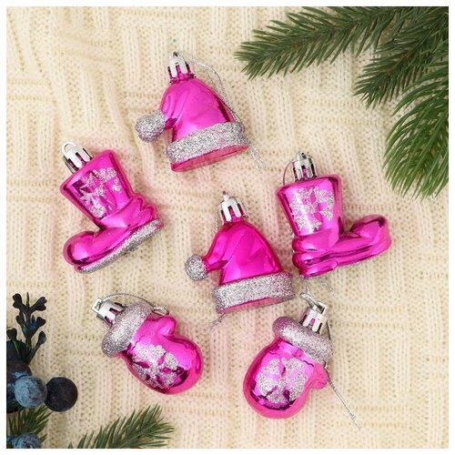 фото Набор украшений пластик 6 шт "зимняя прогулка" (2 сапога, 2 шапки, 2 варежки-4 см) сиреневый 49627 сима-ленд