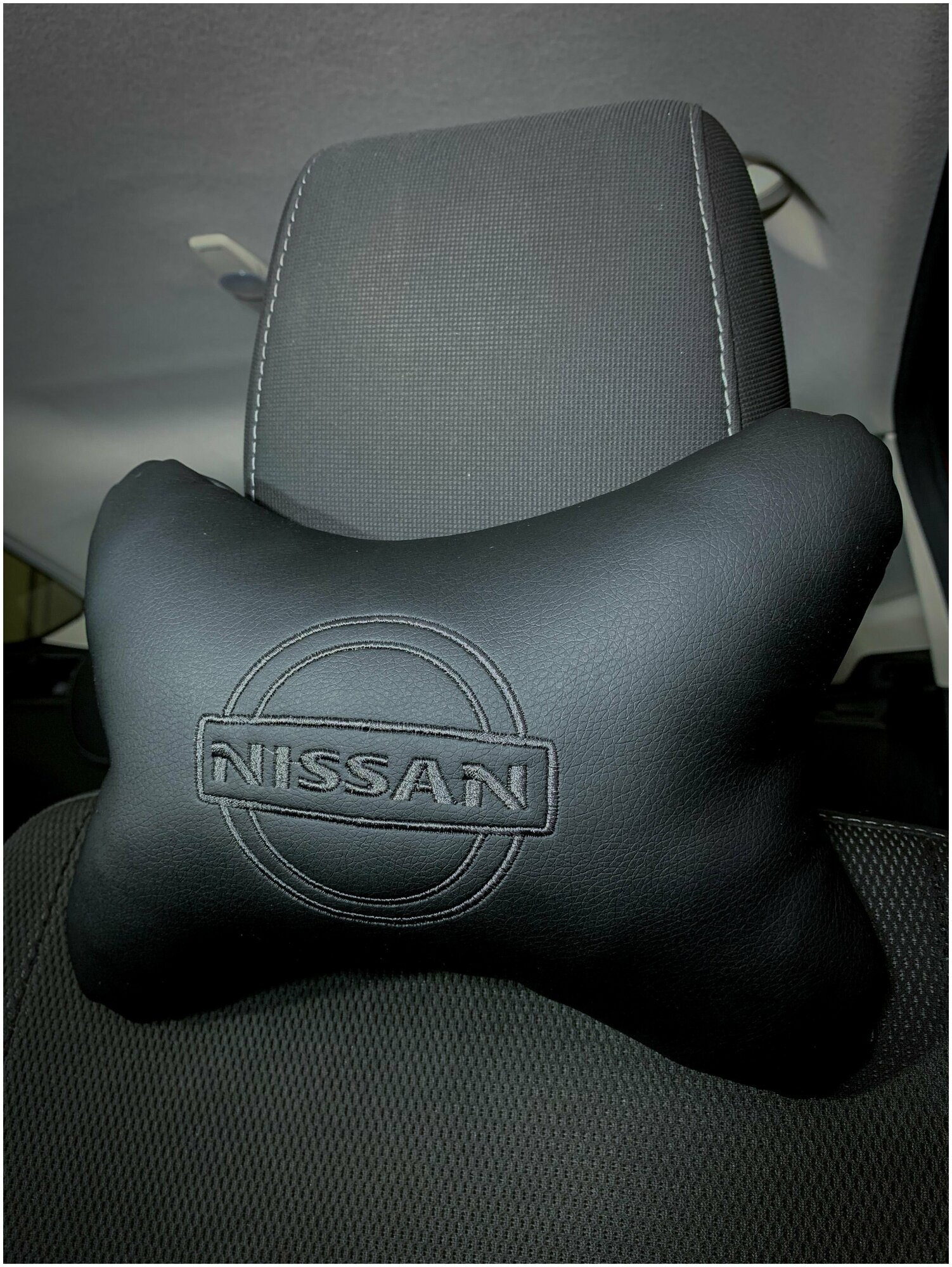 На подголовник Nissan