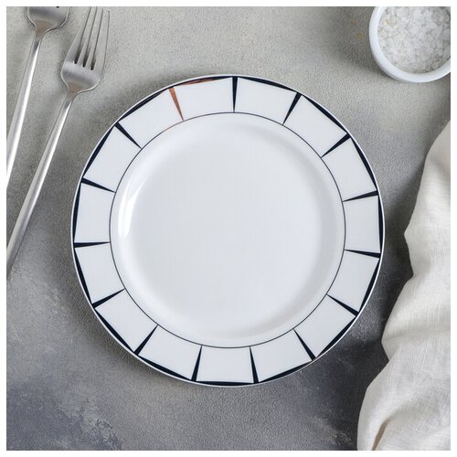 Тарелка фарфоровая десертная «Аврора», d=20,5 см, цвет белый