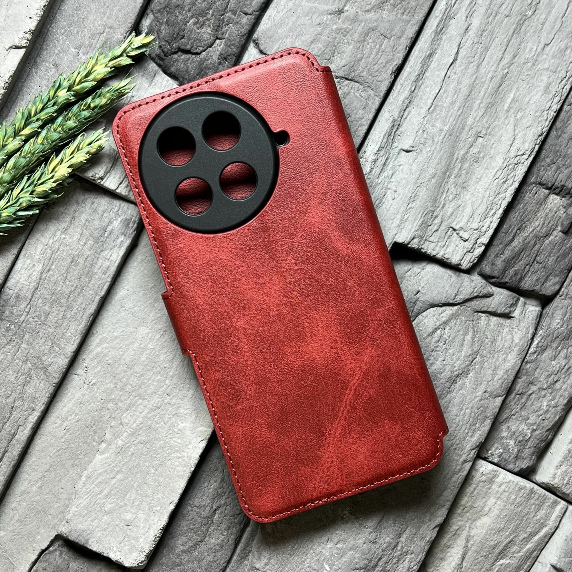 Чехол книжка для Tecno Camon 30S / Tecno Camon 30S Pro кожаный с магнитной застежкой (Техно Камон 30С / Камон 30С Про) с хлястиком, с функцией подставки, красный — фото 1