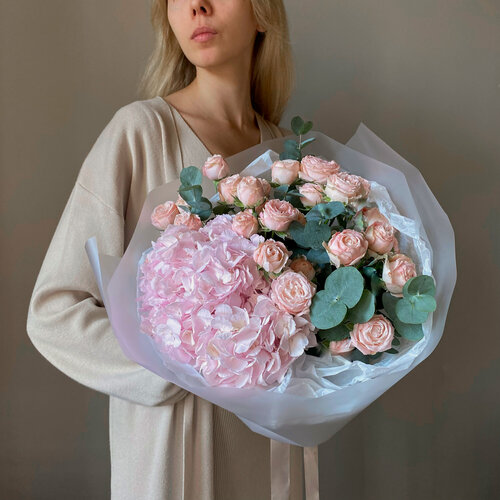 Изображение товара Розовый букет из кустовых роз и гортензии с веточками эвкалипта