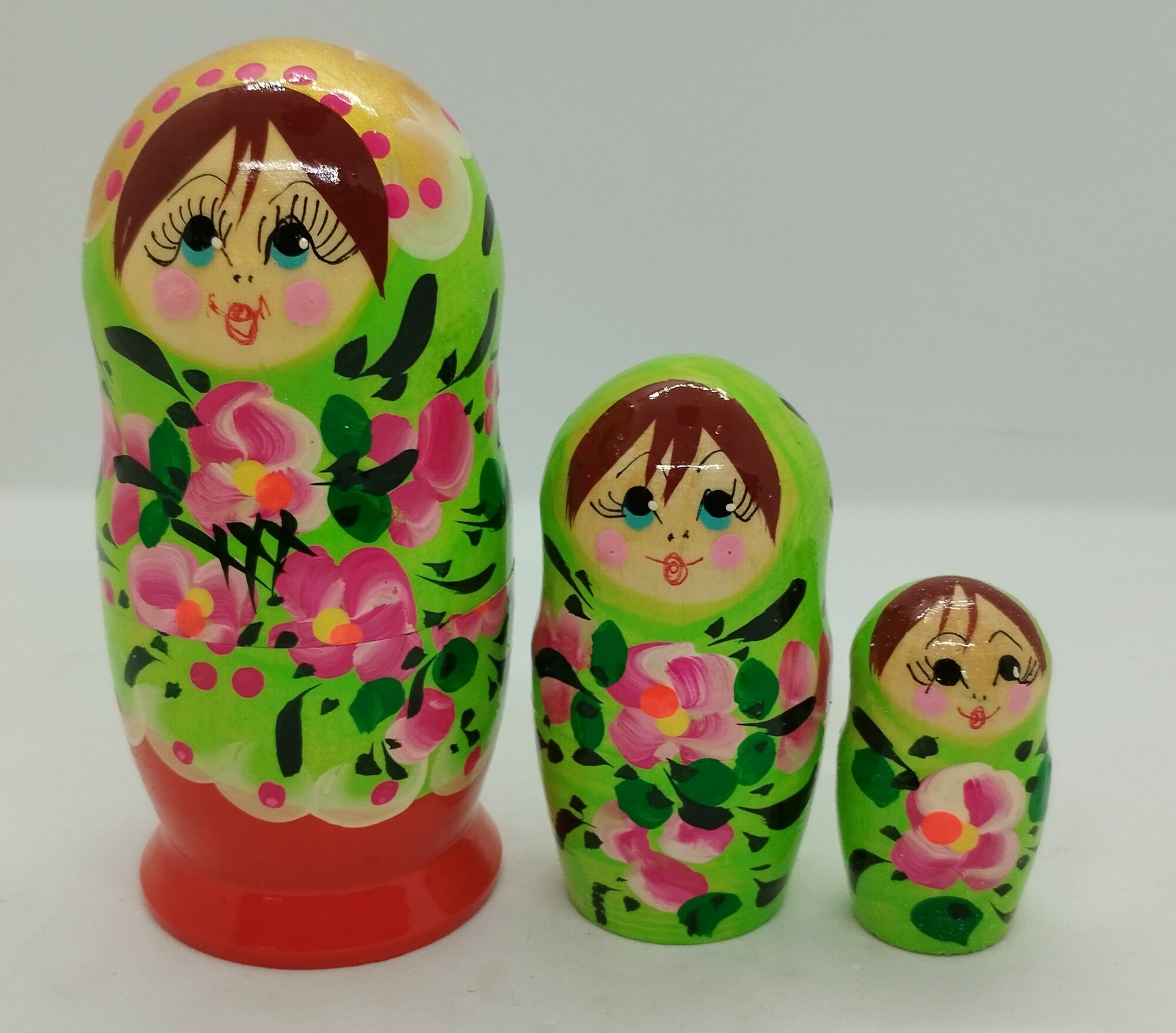 Матрешка 3 места , зеленая с цветами. — фото 1