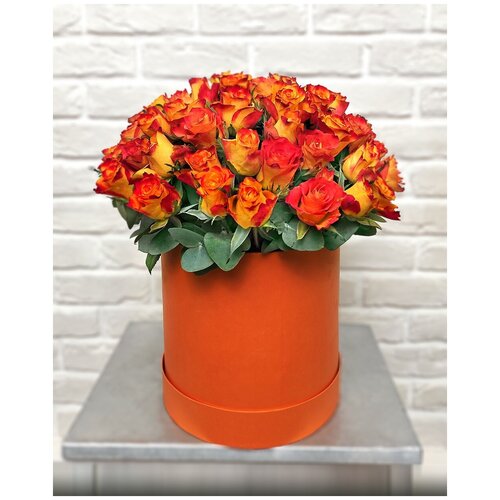 Ярко-оранжевая роза Кения в коробке 51 шт