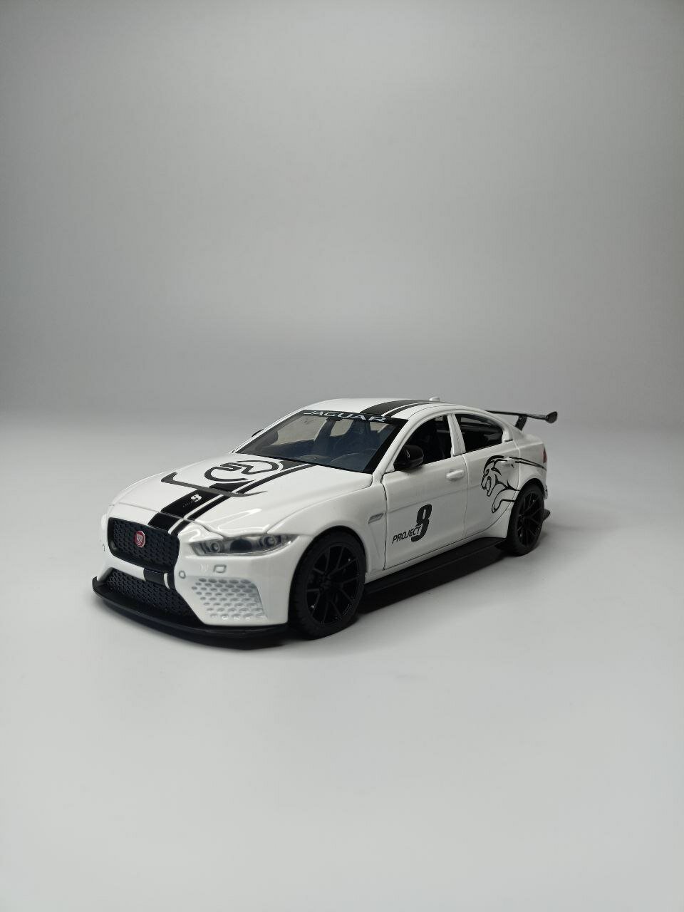 Коллекционная машинка игрушка металлическая JAGUAR XE SV Project 8 для мальчиков масштабная модель 1:24 белый YZ