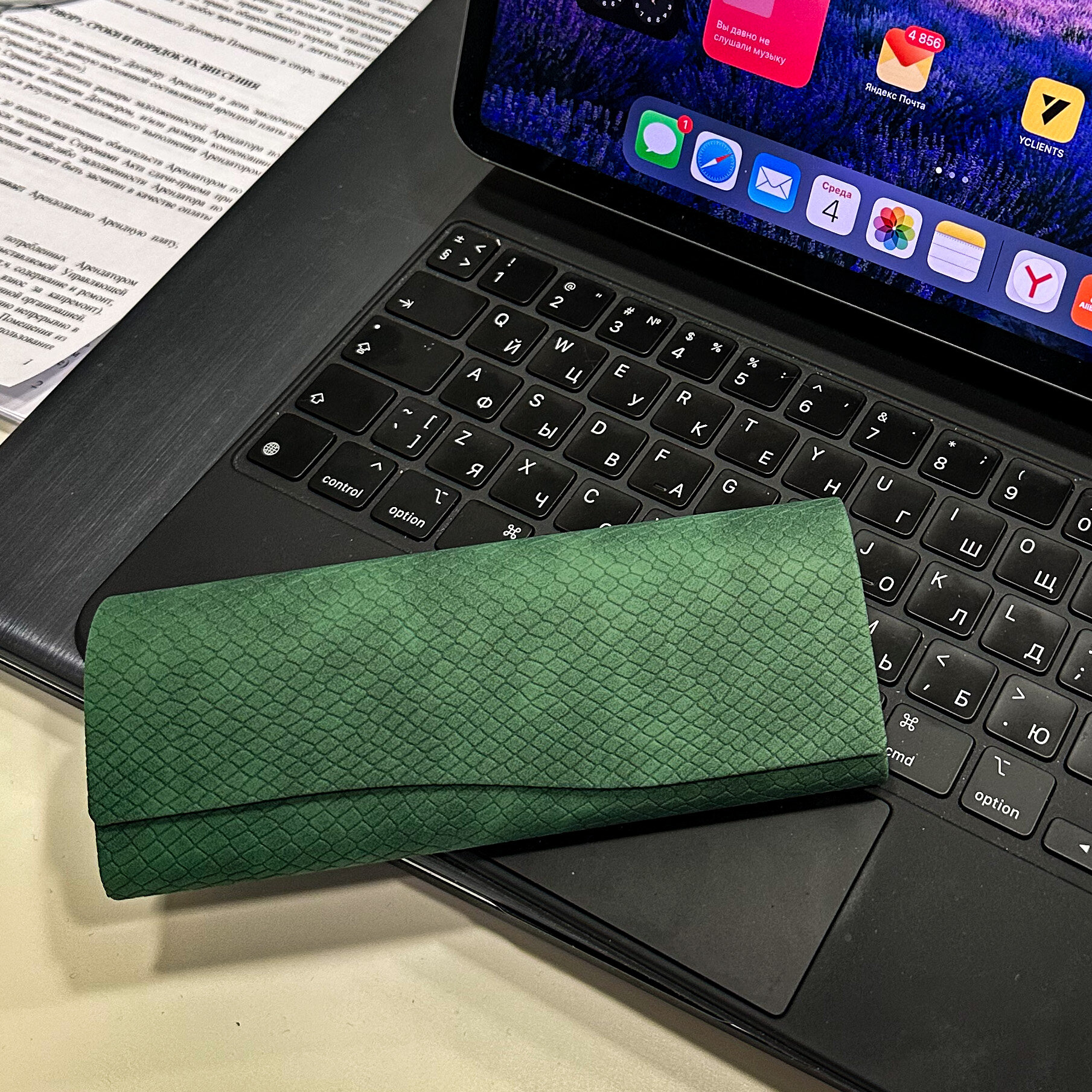 Футляр для очков Eco Suede Medium Case Emerald, эко-замша, текстура под рептилию, изумрудный зеленый