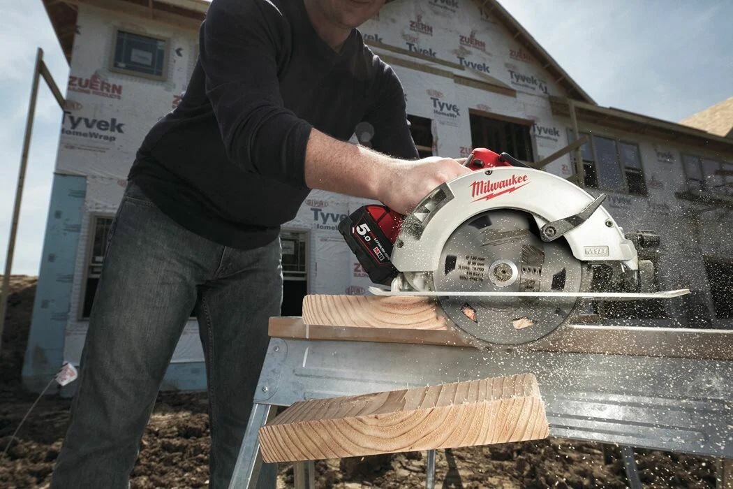 Пила дисковая аккумуляторная Milwaukee M18 BLCS66-502X - фото №7