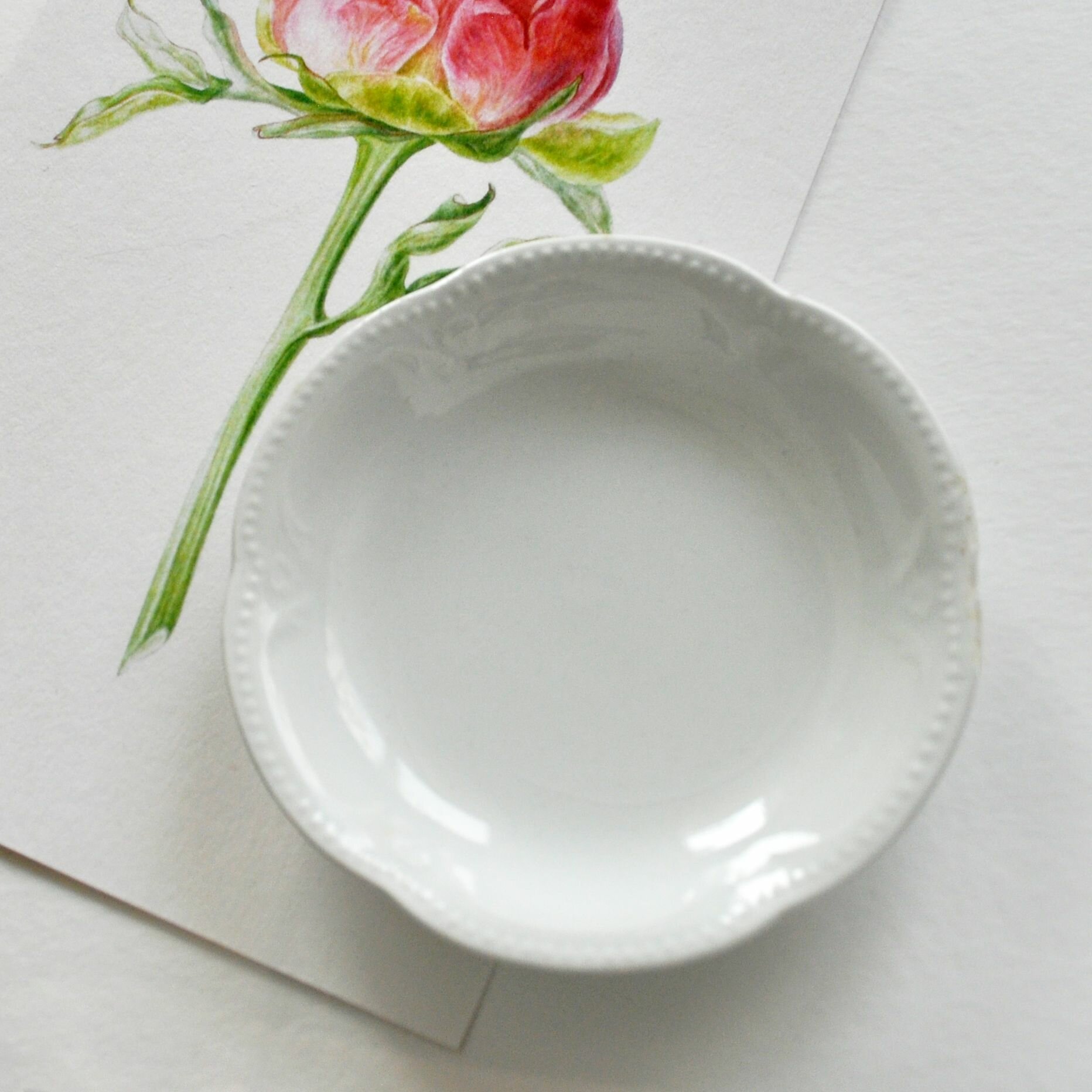 Винтажное блюдце "Наследие Белого цвета" от братьев Джонсон. Фарфор. Британская компания Johnson Brothers, 1974 г.