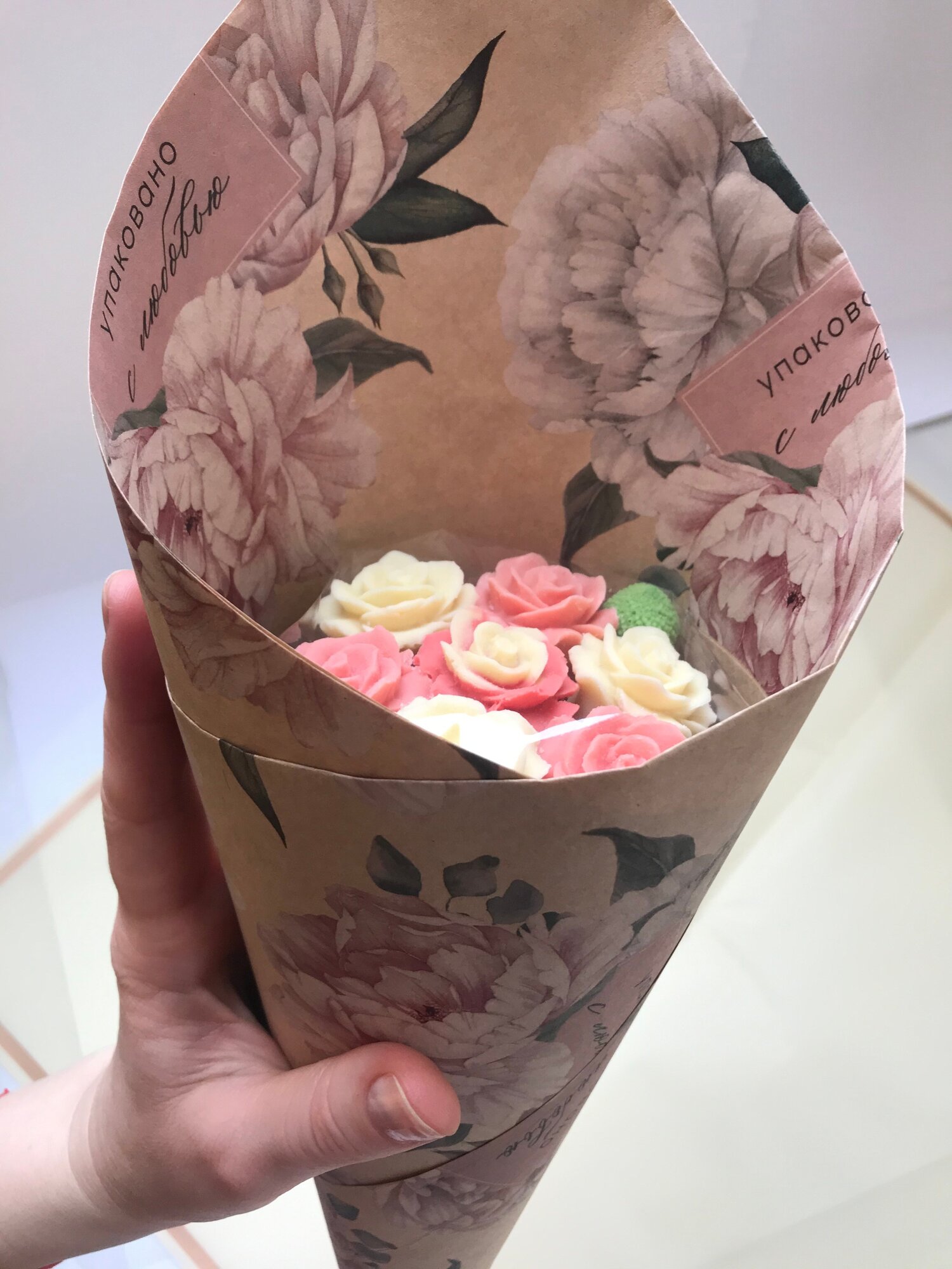 Цветы из шоколада, 7 чайных роз из Бельгийского шоколада, розовые и белые. - фотография № 2