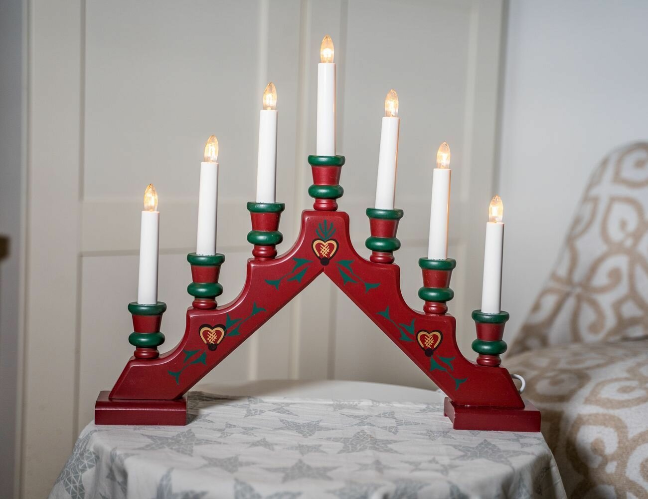 STAR trading, Рождественская горка SARA деревянная, красная, с орнаментом, 7 тёплых белых ламп, 44х38 см 154-55
