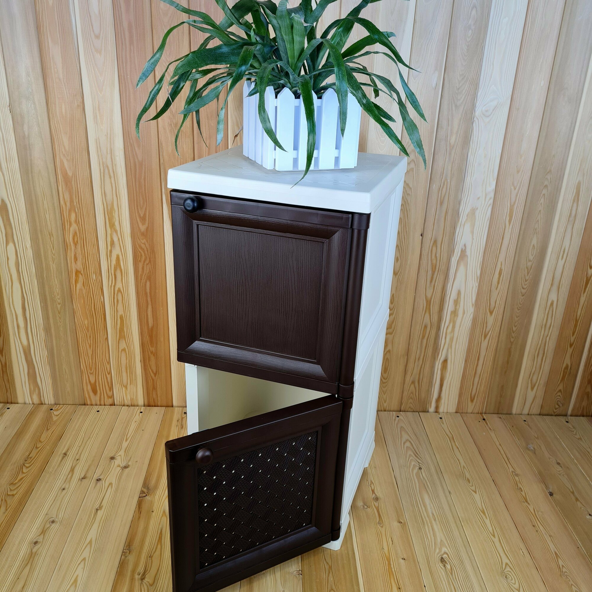 Тумба-шкаф пластиковая "УЮТ", с усиленными рёбрами жёсткости, две дверцы (верхняя сплошная, нижняя плетёная). Цвет: Бежевый с коричневыми дверцами.