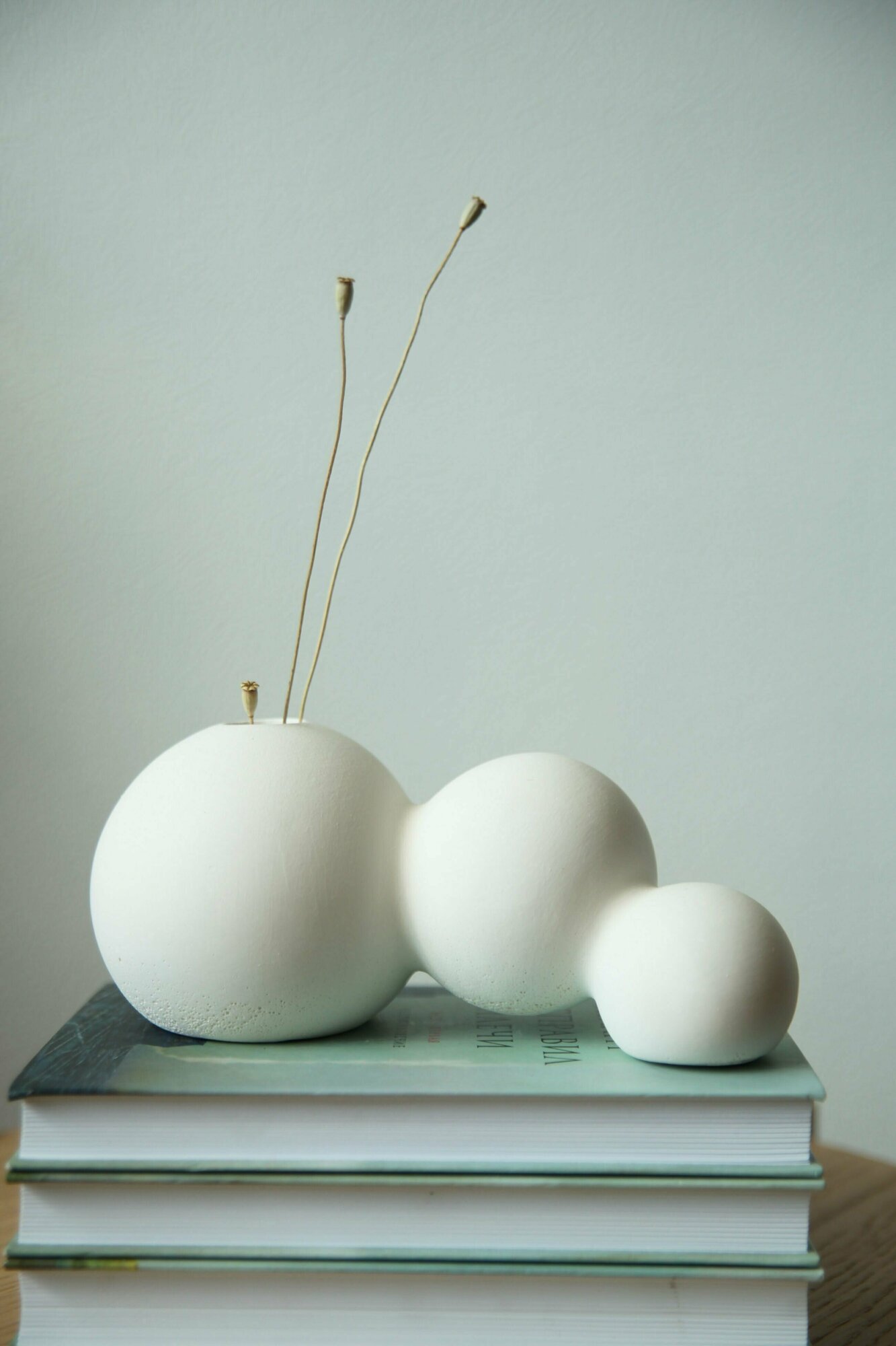 фото Ваза интерьерная "Бокит" из бетона белая