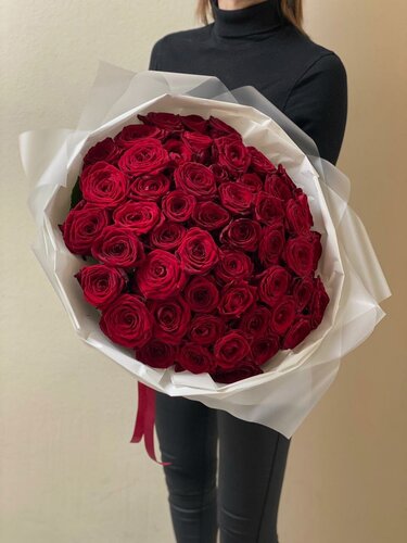 Изображение товара Букет свежесрезанных цветов из 51 красных роз в дизайнерской упаковке 101