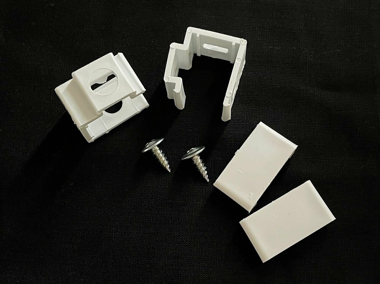 фото Кронштейн пластиковый для горизонтальных жалюзи