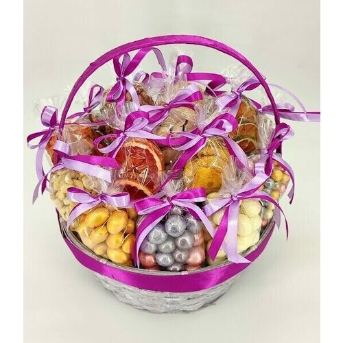 подарочная корзина с орехами в молочном цвете Подарочная корзина с орехами и сухофруктами (фиолетовая)