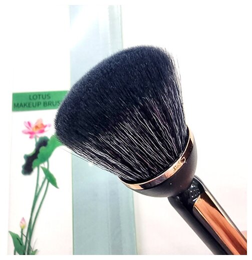 Кисть для пудры, румян и хайлайтера Lotus Makeup Brush, 15 см