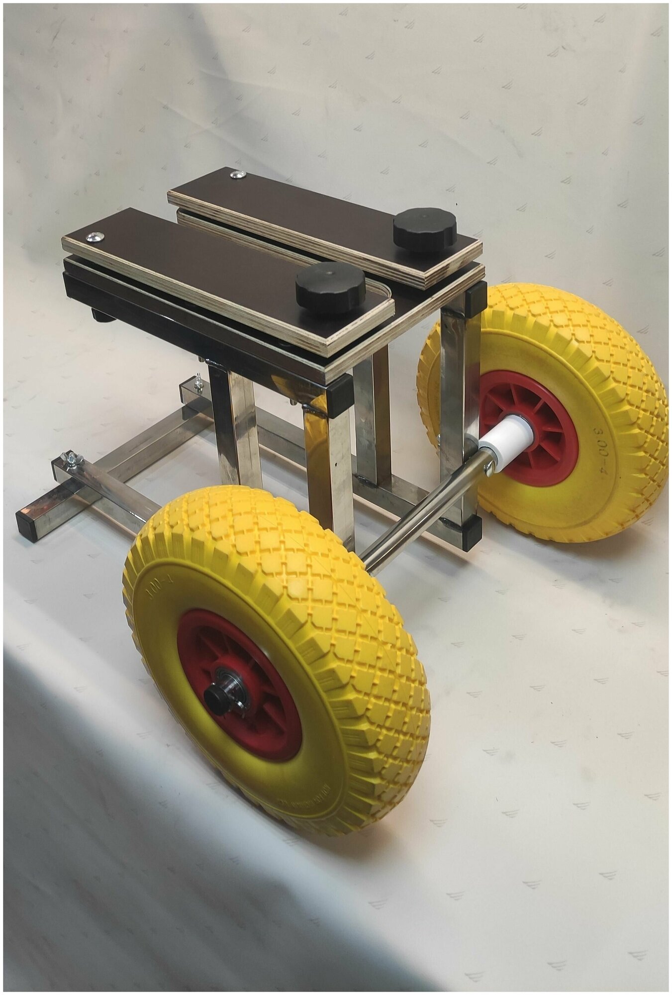 Тележка для лодочного мотора 8-15 л. с. подпружиненная на полиуретановых колесах