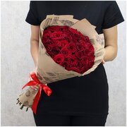 Цветы живые букет из 35 красных роз "Ред Наоми" 50 см в крафт-бумаге