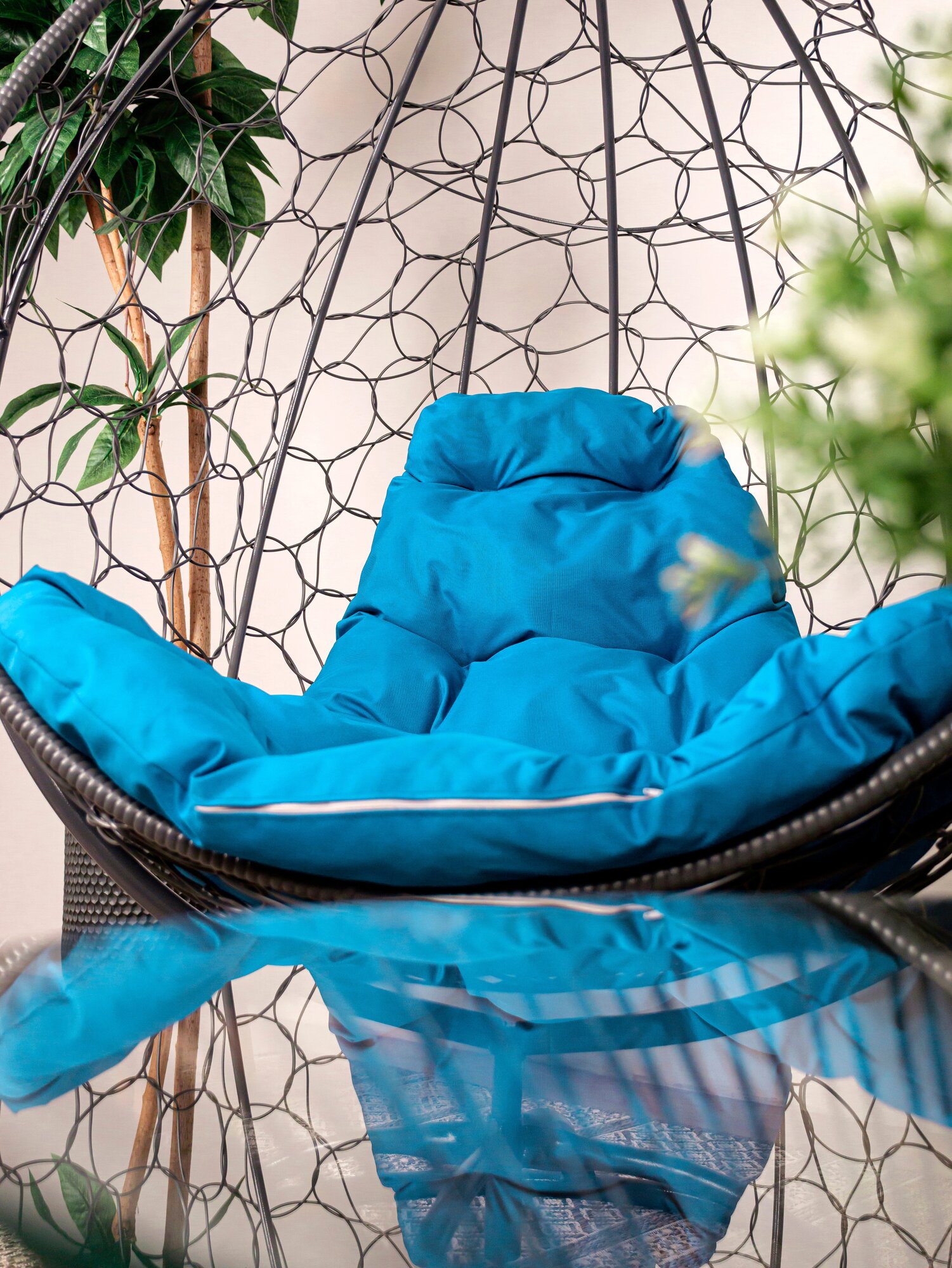 Вращающееся кресло круг с ротангом серое, голубая подушка - фотография № 2