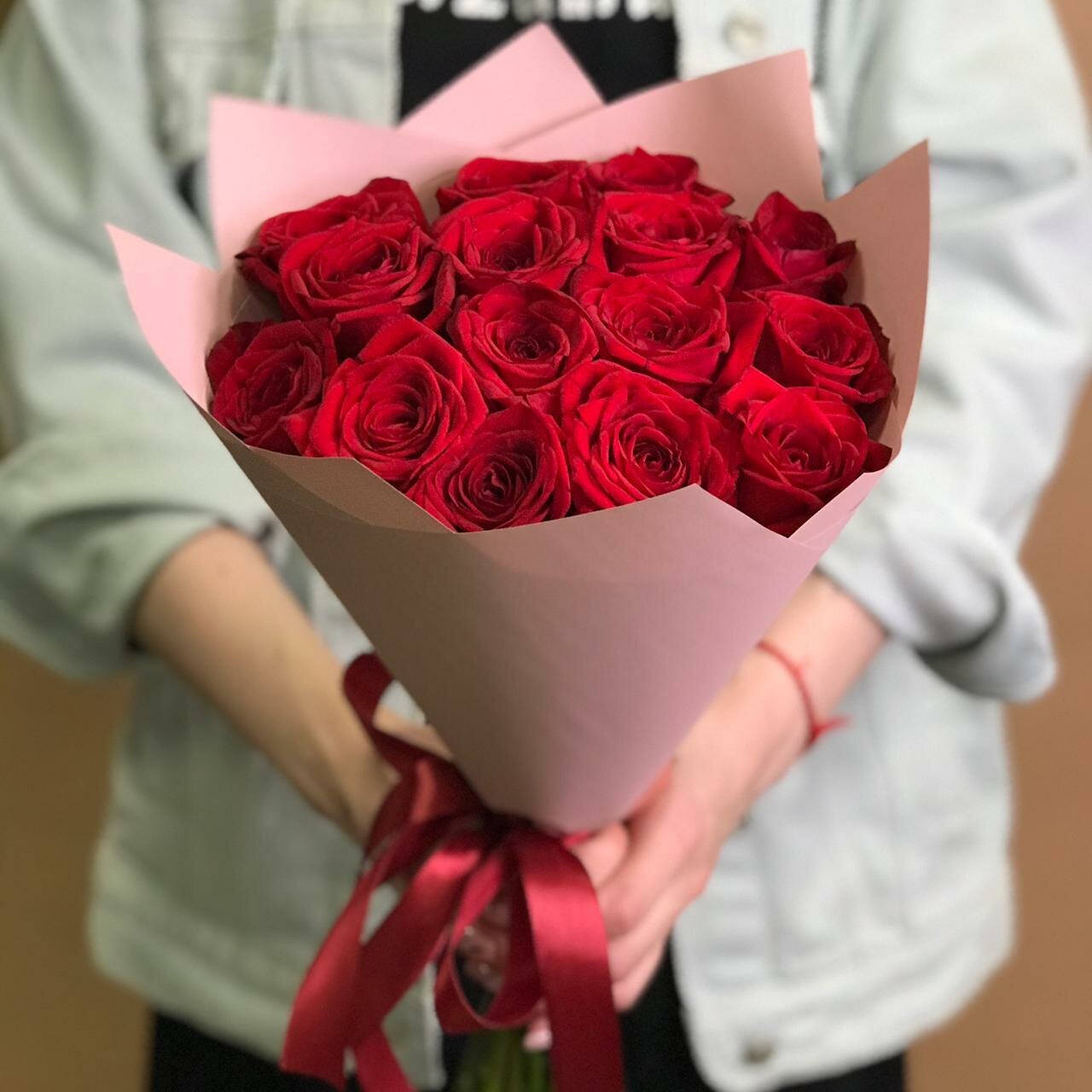 Цветы живые букет из 15 красных роз 40 см в упаковке от Flor2u — фото 1