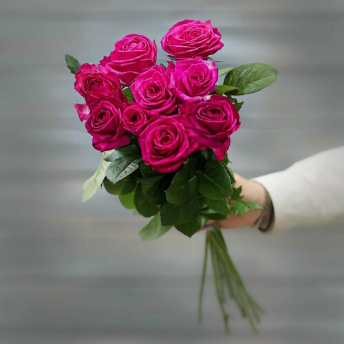 Изображение товара Букет живых цветов из 9 малиновых роз (Россия) с лентой 50 см